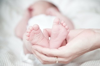 Come scegliere il fotografo perfetto per gli scatti del tuo neonato: una guida completa