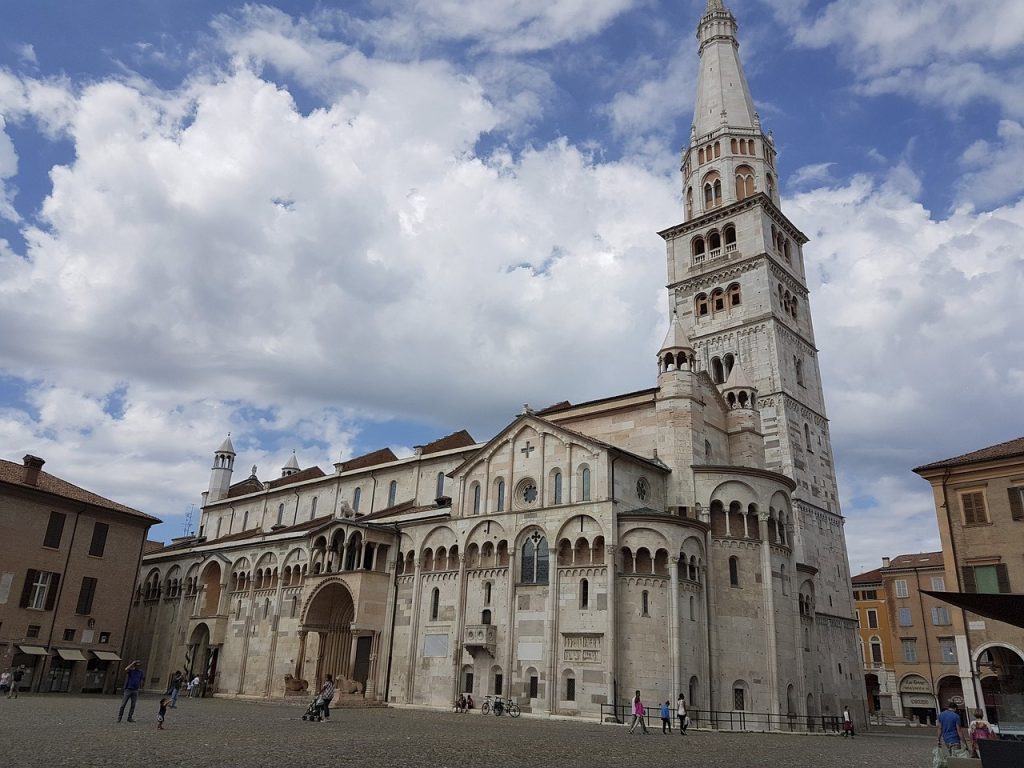 Esplora Modena su Quattro Ruote: Guida al Noleggio Camper e Consigli per un Viaggio Indimenticabile